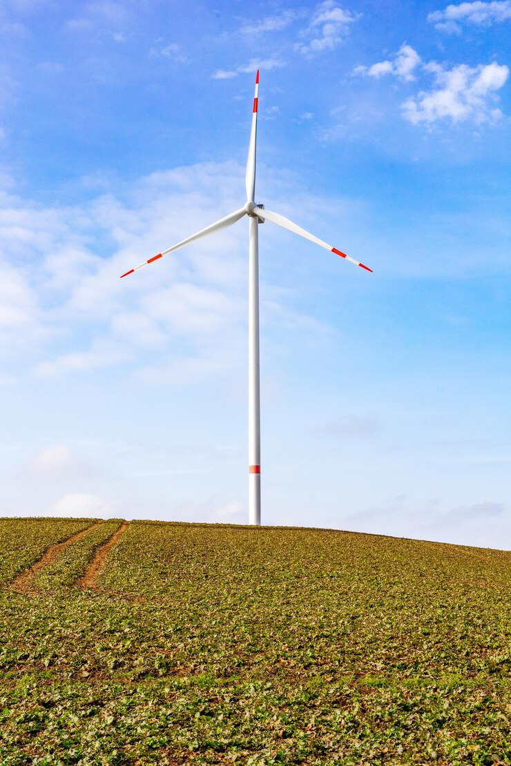 Foto windmühlen auf dem feld gegen den himmel und windturbinen