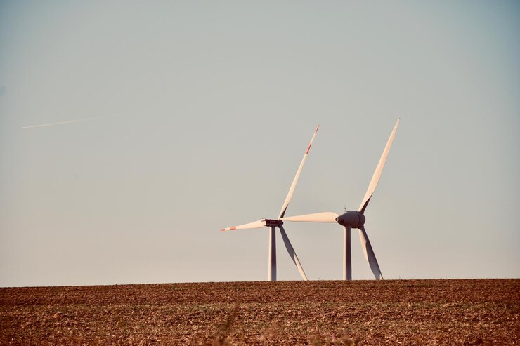 Foto windmühlen auf dem feld vor klarem himmel