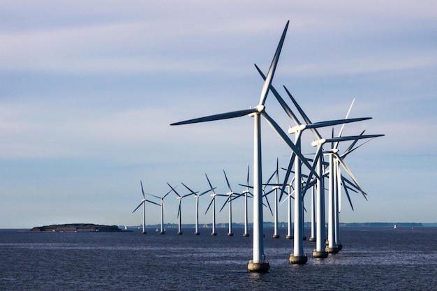 Windmühlen auf dem Meer