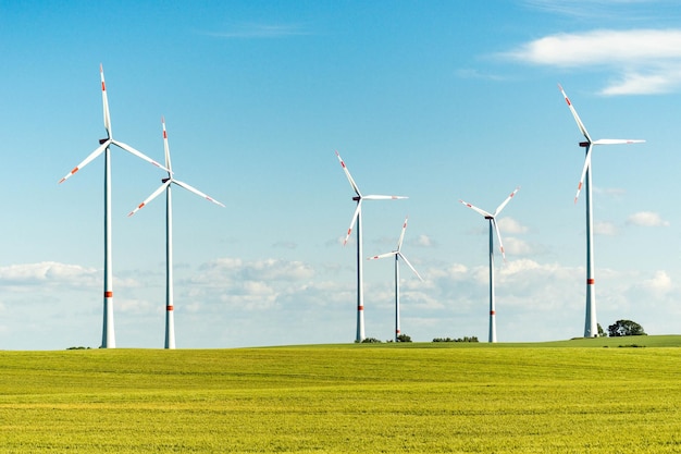 Windmühlen auf grasbewachsenem Feld gegen den Himmel
