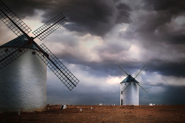 Windmühlen bei Sonnenuntergang in Kastilien-Landschaftsfoto