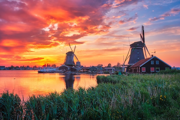 Windmühlen bei Zaanse Schans in Holland auf Sonnenuntergang Zaandam Nether