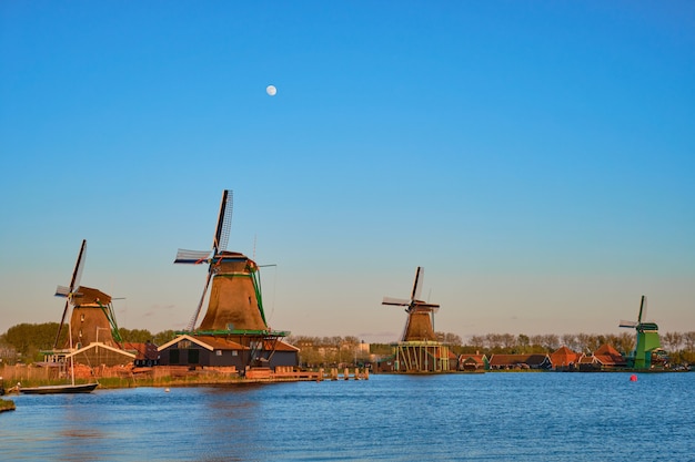 Windmühlen bei Zaanse Schans in Holland in der Dämmerung bei Sonnenuntergang. Niederlande