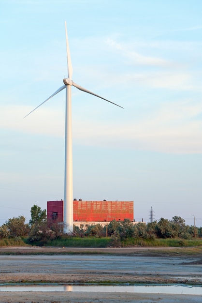 Windmühlen-Elektrizitätswerk (in der Nähe der Stadt Scholkino, Krim, Ukraine).