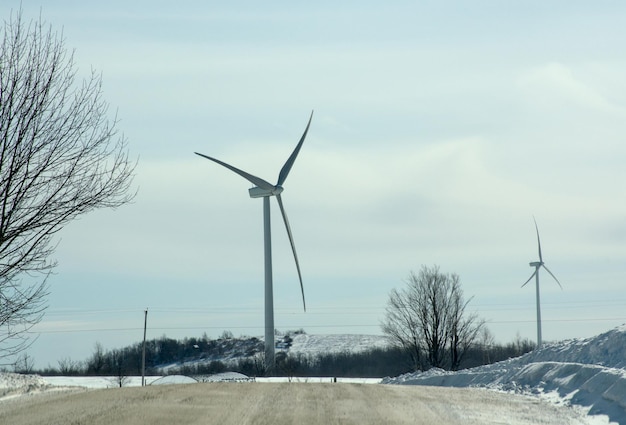 Windmühlen-Generatoren-Blick von der Straße Windturbinenpark Stromgeneratoren