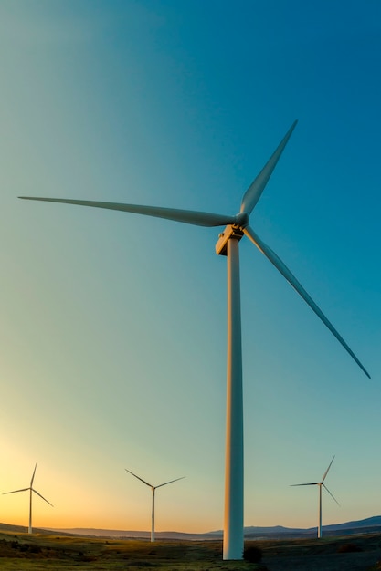 Windmühlen in den Bergen im Morgengrauen. Windenergie.