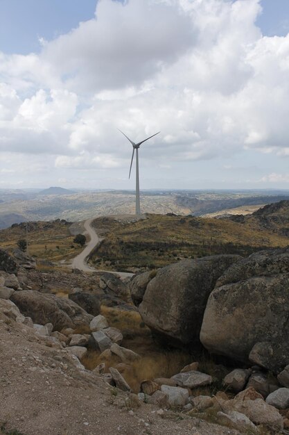 Foto windmühlen in der landschaft gegen den himmel