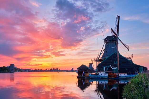 Foto windmühlen in zaanse schans in holland beim sonnenuntergang zaandam nether