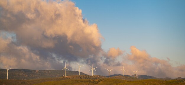 Windmühlen mit bewölktem Himmel