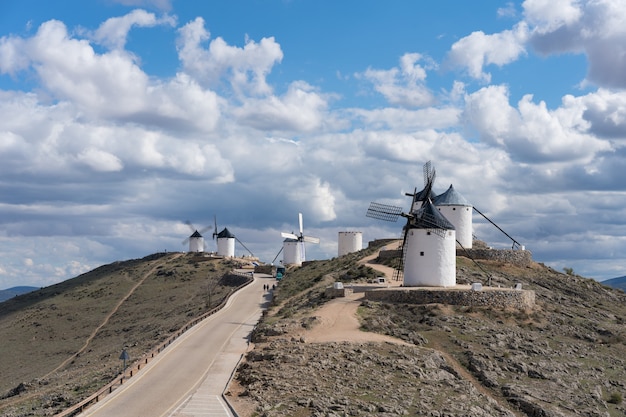 Windmühlen mit Schloss, Consuegra, Kastilien-La Mancha, Spanien