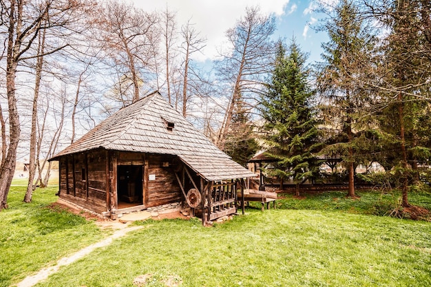 Windmühlen von Astra altes Hausmuseum Sibiu Traditionelle rustikale Häuser im Astra-Komplex Entdecken Sie Rumänien Altes traditionelles Bauernhaus und Nebengebäude