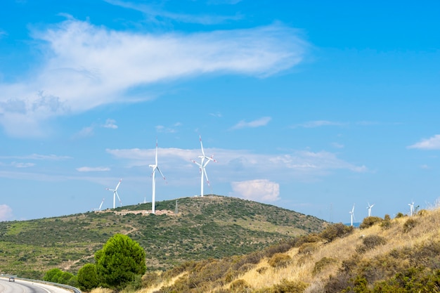 Windmühlen zur Stromerzeugung am Berg