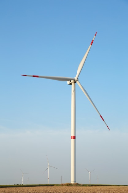 Windmühlen zur Stromerzeugung an einem sonnigen Tag. Vertikales Foto