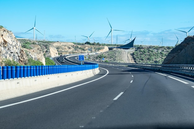 Windmühlenpark auf der Insel Teneriffa, Atlantik, mit mehreren malerischen Windturbinen, die Strom erzeugen