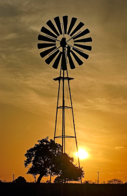 Windmühlensilhouette. Wetterpumpe Wetterfahne bei Sonnenuntergang im Hintergrund in Paraiba Brasilien