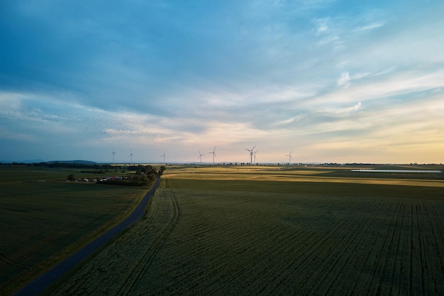 Windmühlenturbinen bei Sonnenuntergang Windenergiekonzept