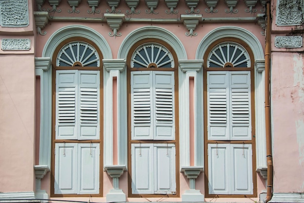 Windows auf Altbau im chinesisch-portugiesischen Stil