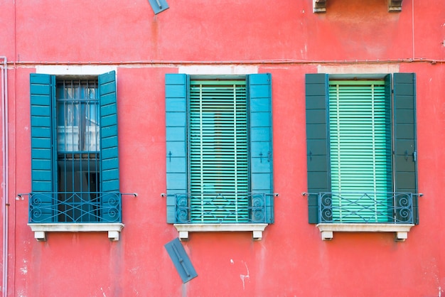 Windows auf roter Wand im alten Haus in Venedig