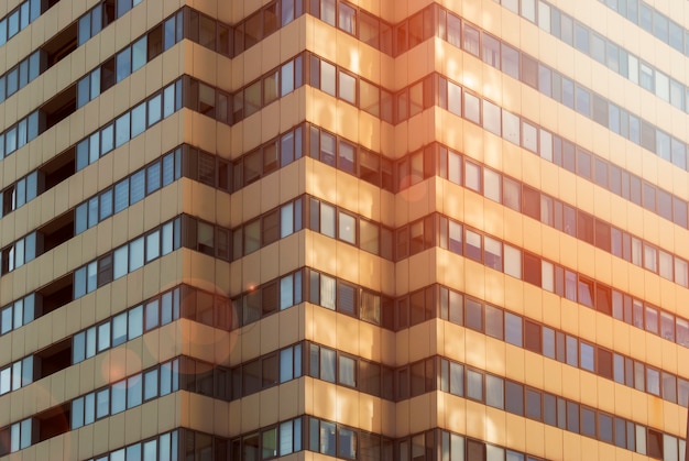 Windows der Wolkenkratzer-Geschäftsstelle. Winkelfassade.