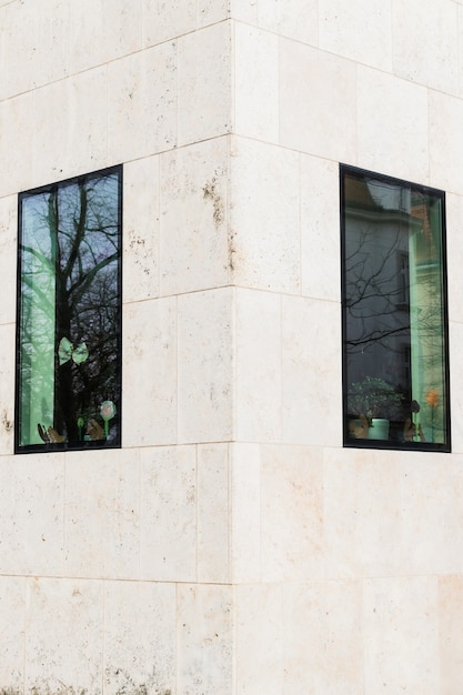 Foto windows in der fassade von bürogebäuden