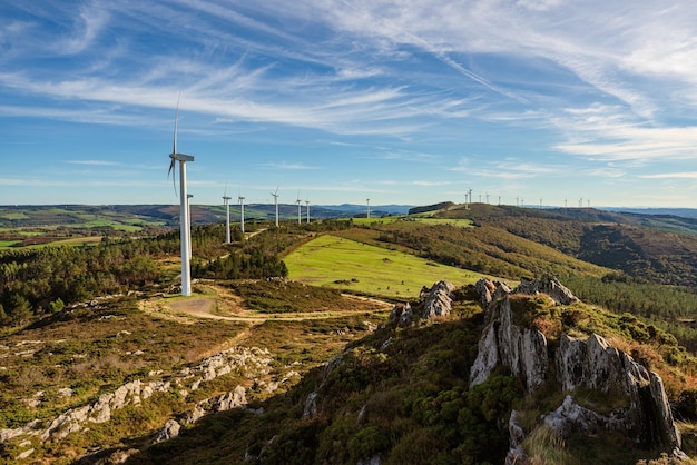 Windpark auf den Bergen Nachhaltige Energie