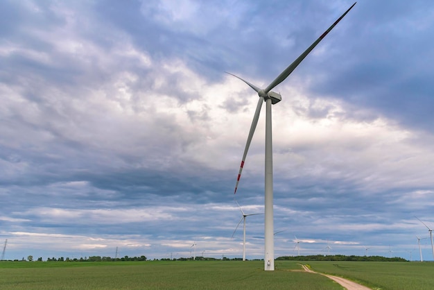 Windpark gegen bewölkten Himmel