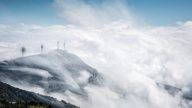 Windparks und Wolken auf der Bergspitze viele Fotostapel