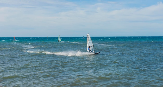 Windsurf divertido en el agua cristalina