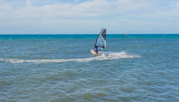 Windsurf divertido en el agua cristalina