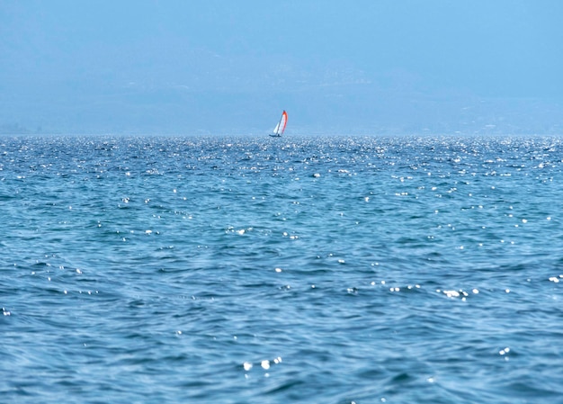 Windsurf em um dia ensolarado no Mar Egeu, na Grécia