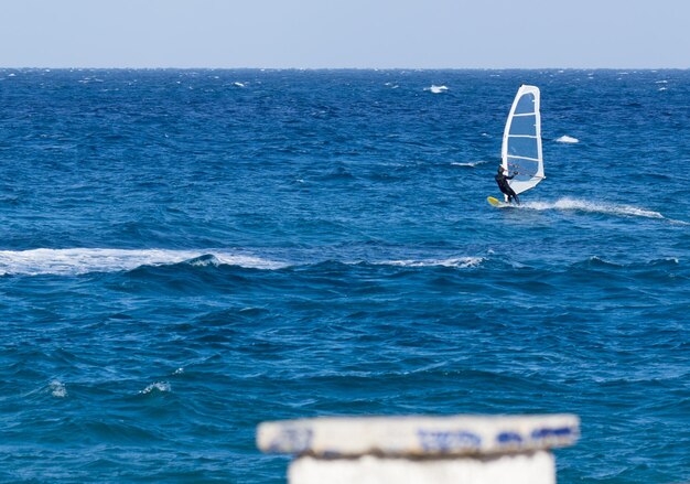 Windsurf em um dia ensolarado