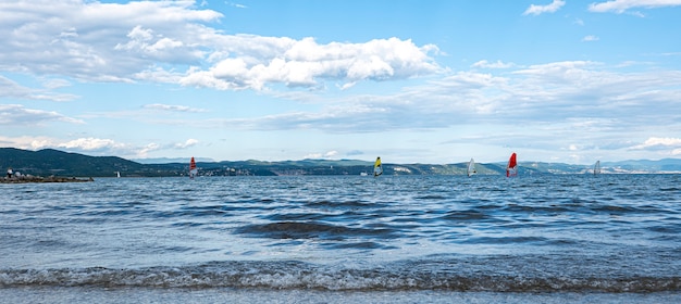 Windsurf en la laguna con el telón de fondo de un hermoso cielo