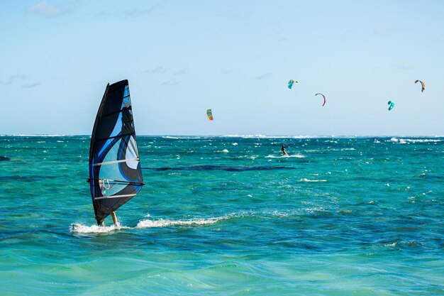 Windsurf na praia le morne nas maurícias