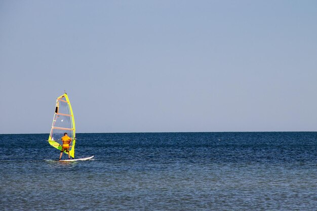 Foto windsurfen surfer trainieren in ruhigem meer oder ozean