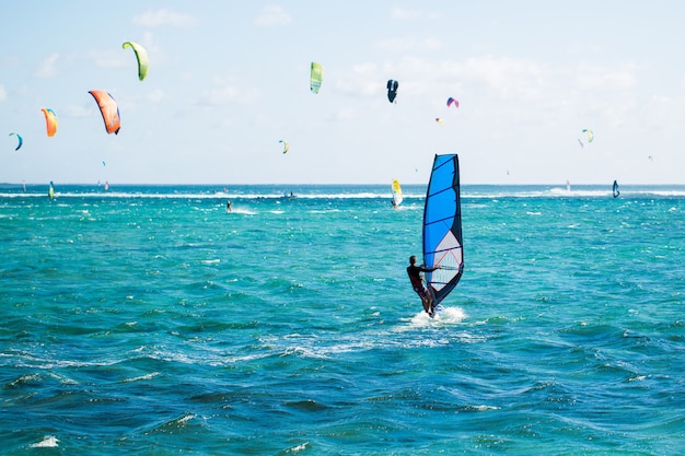 Windsurfer am Strand Le Morne auf Mauritius