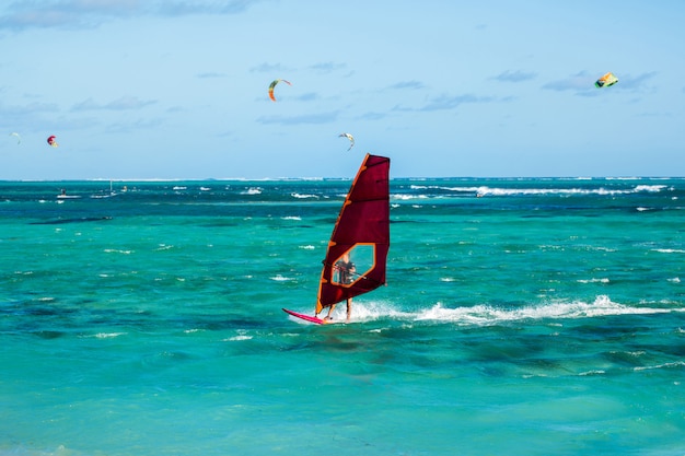 Windsurfer am Strand Le Morne in Mauritius