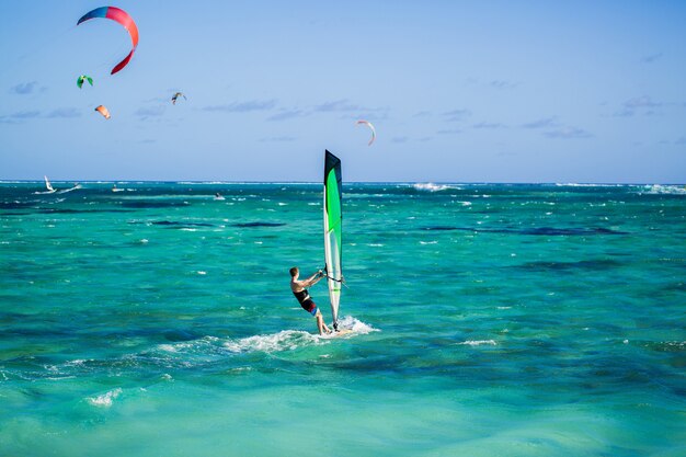 Windsurfer am Strand von Le Morne auf Mauritius