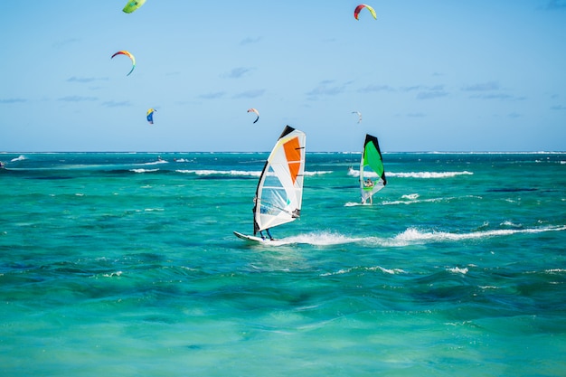 Windsurfistas na praia de le morne nas maurícias