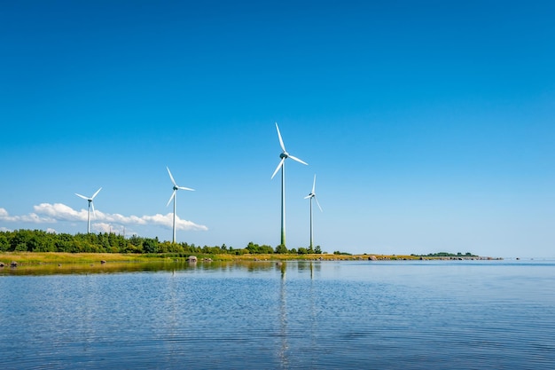 Windturbine ao ar livre com conservação de sol e céu azul e conceito de energia sustentável