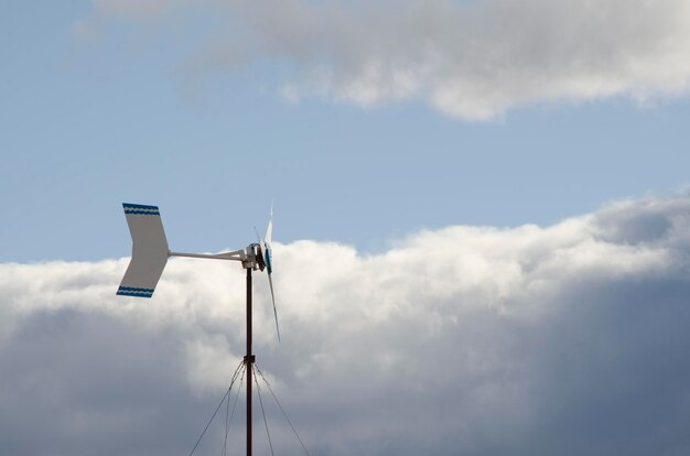 Windturbine für das Haus saubere elektrische Energie mit blauem Himmel im Hintergrund