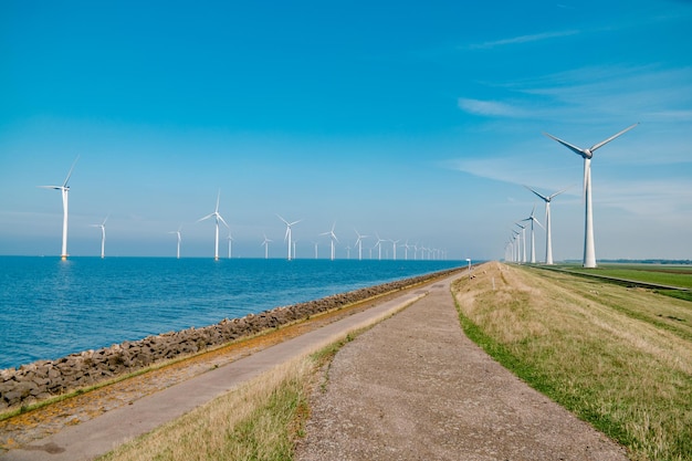Windturbinen an Land gegen den Himmel