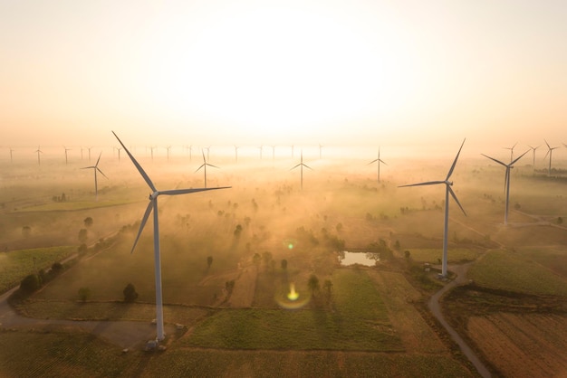 Windturbinen auf dem Feld gegen den Himmel bei Sonnenuntergang