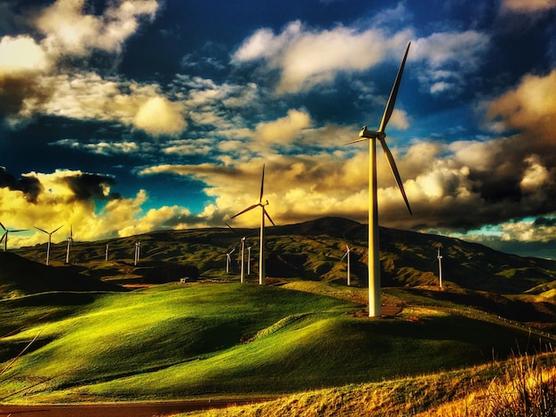 Foto windturbinen auf dem feld gegen den himmel