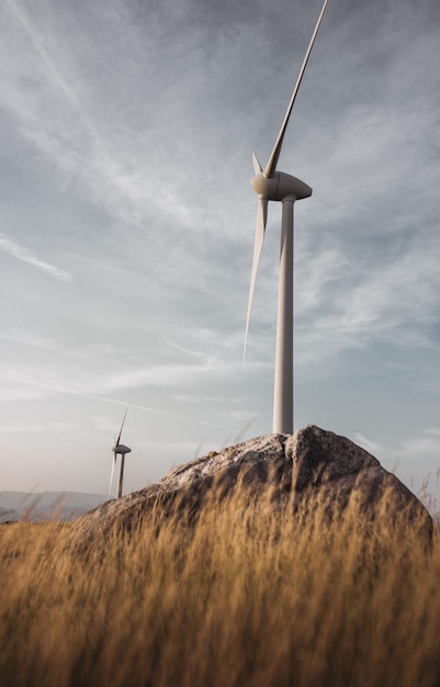 Foto windturbinen auf dem feld gegen den himmel