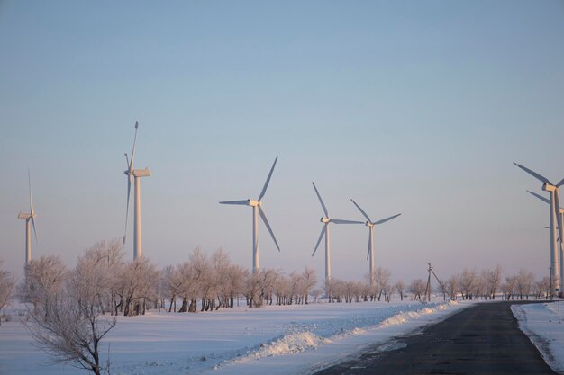 Windturbinen entlang der Straße sind Windenergie