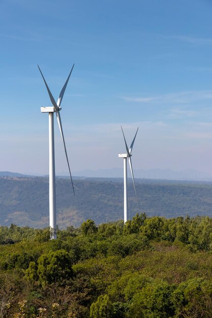 Windturbinen-Farm auf dem Berg in der Landschaft am Lam Takong-Stausee Ansichten gegen den blauen Himmel mit Wolken im Hintergrund Windmühlen für Strom Ökologie-Konzept