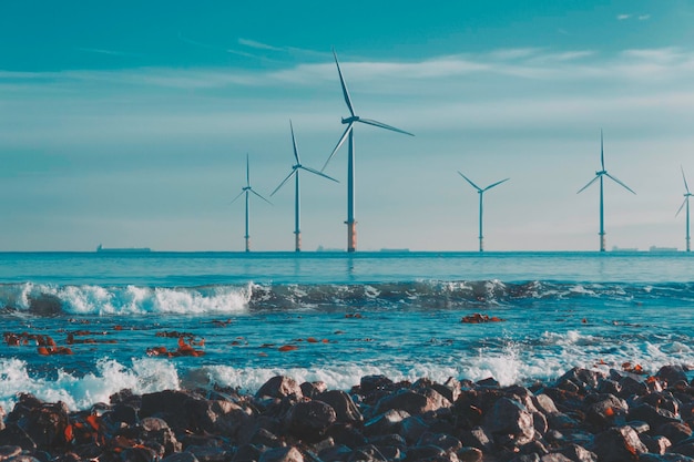Windturbinen im Meer gegen den Himmel