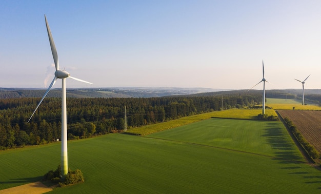 Windturbinenansicht von der Drohne - nachhaltige Entwicklung, umweltfreundliches, erneuerbares Energiekonzept.