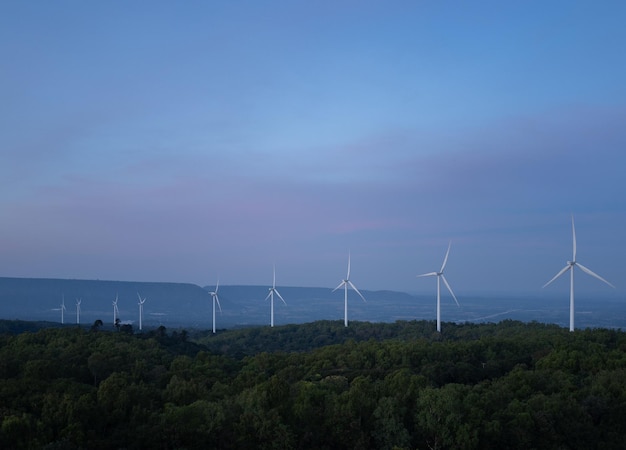 Windturbinenbauernhof bei Sonnenuntergang im Winter