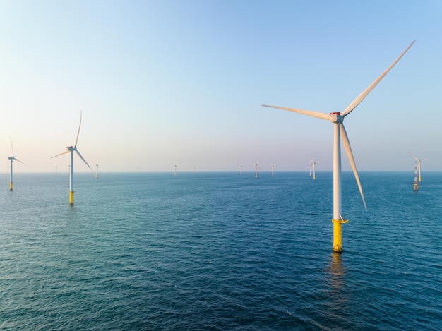 Windturbinenfeld am Abend über dem Meer